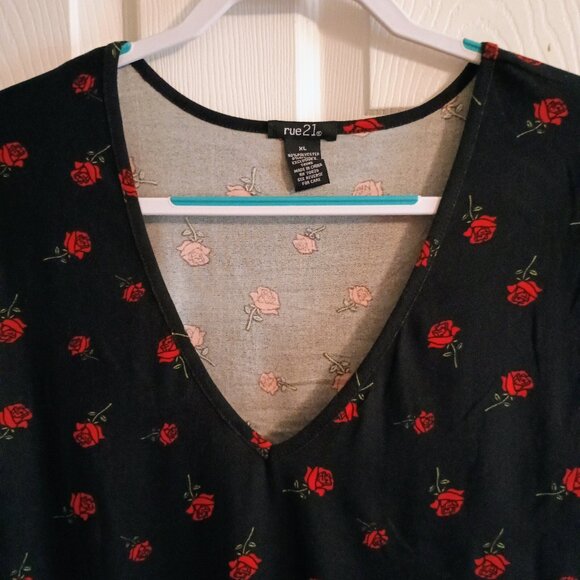 Rue 21 Black Red Rose Womens Bodysuit, XL, V Neck, New - Picture 2 of 4